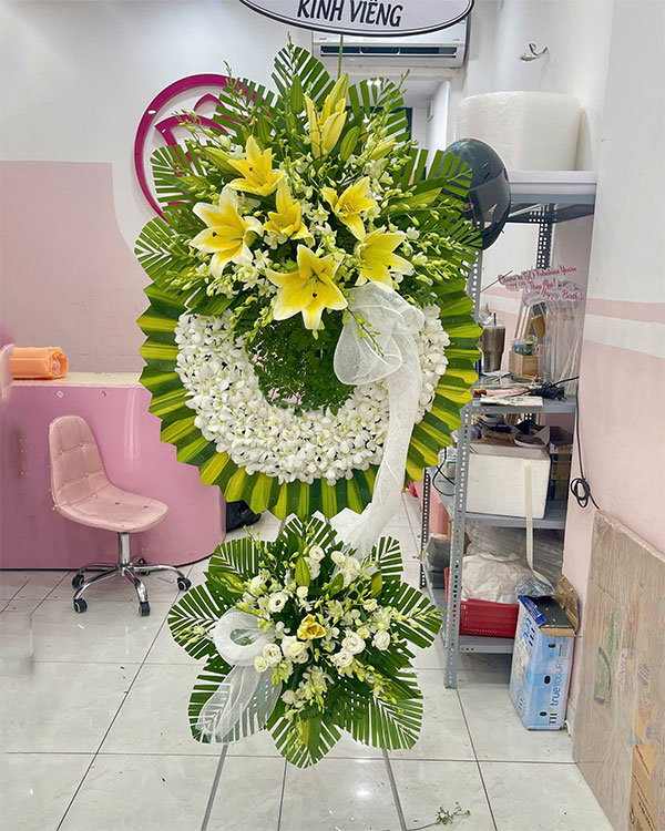 hoa ly chia buồn đám tang Kệ hoa chia buồn đám tang với hoa ly vàng
